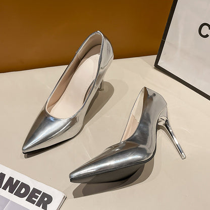 Dames élégantes et à la mode escarpins à talons hauts avec design pointu et surface brillante Chic und Stil