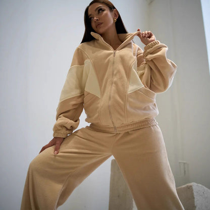 Women's sporty fleece set with a high collar and wide pants Chic und Stil