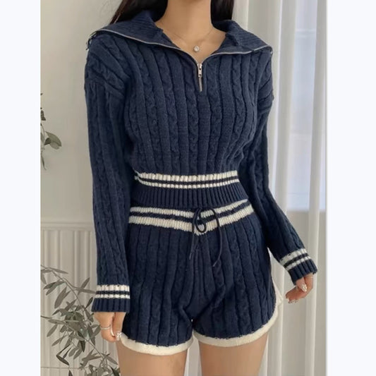 Pull en tricot court pour femmes avec col montant et short dans l'ensemble Chic und Stil
