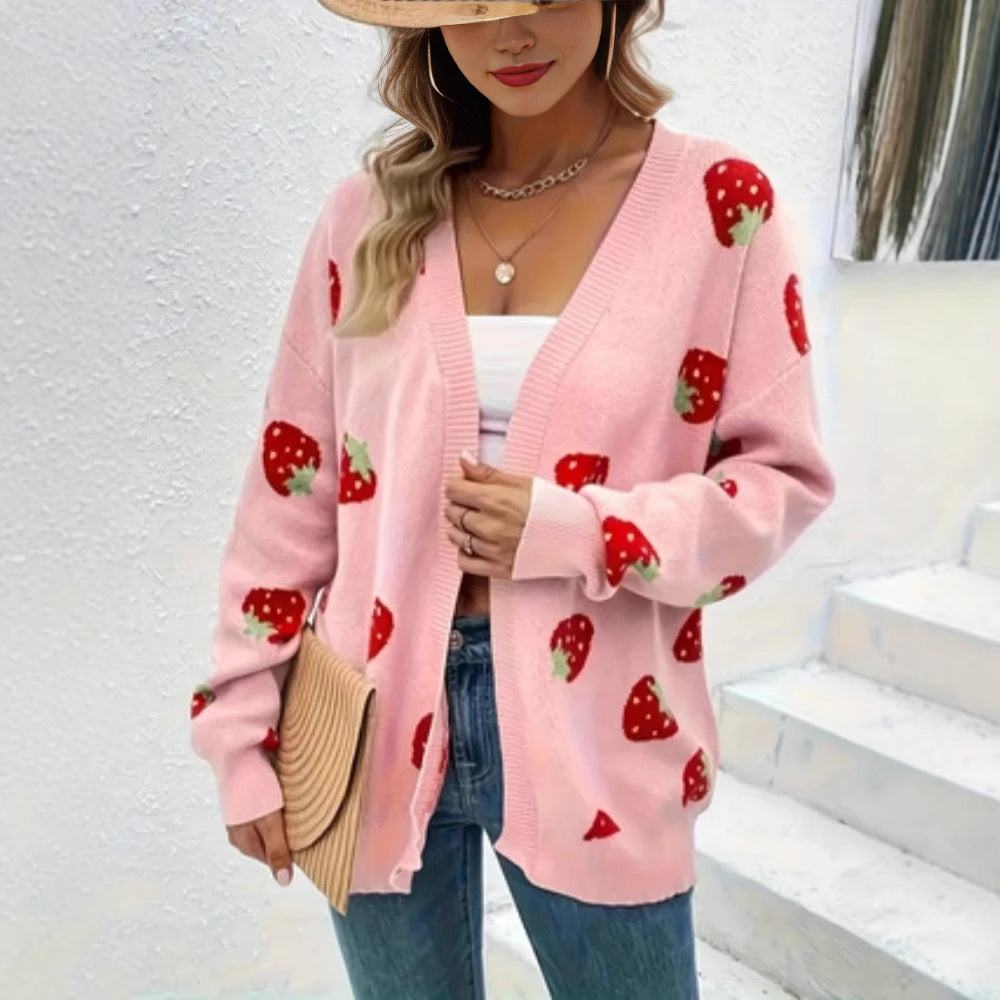Veste tricotée pour femmes avec un motif de fraises joyeux et un matériau doux Chic und Stil