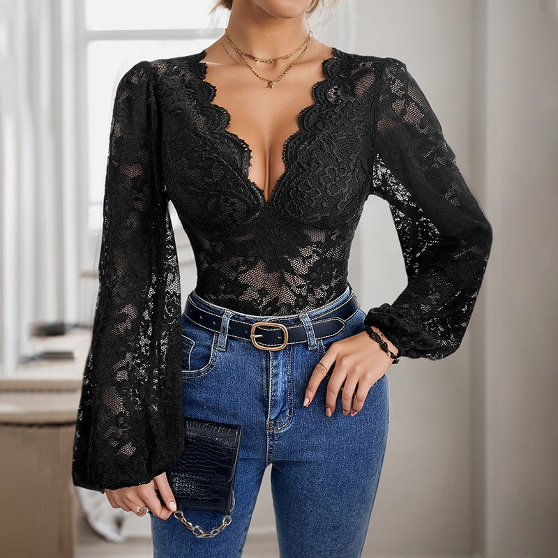 Woman Lace body with wavy neckline and long sleeves Chic and Style