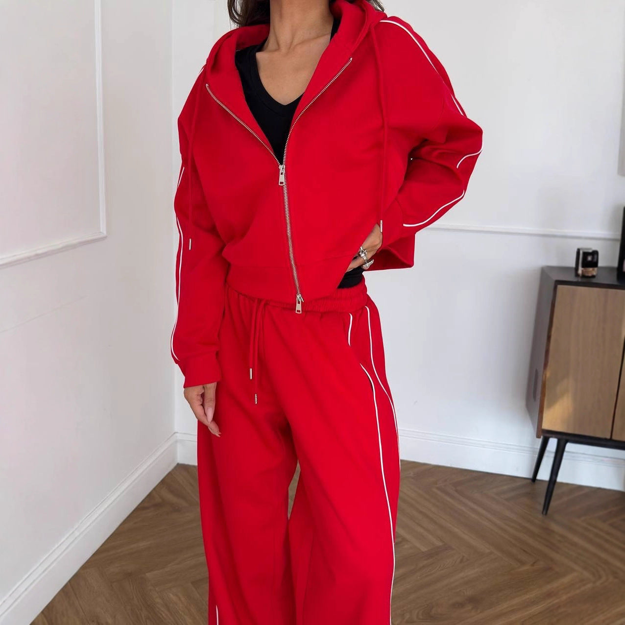 Women's comfortable hoodie and wide-leg sports pants with chic and stylish side accents