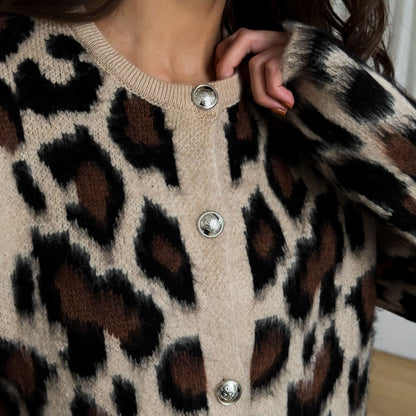 Cardigan pour femmes avec motif léopard et détails boutonnés Chic und Stil