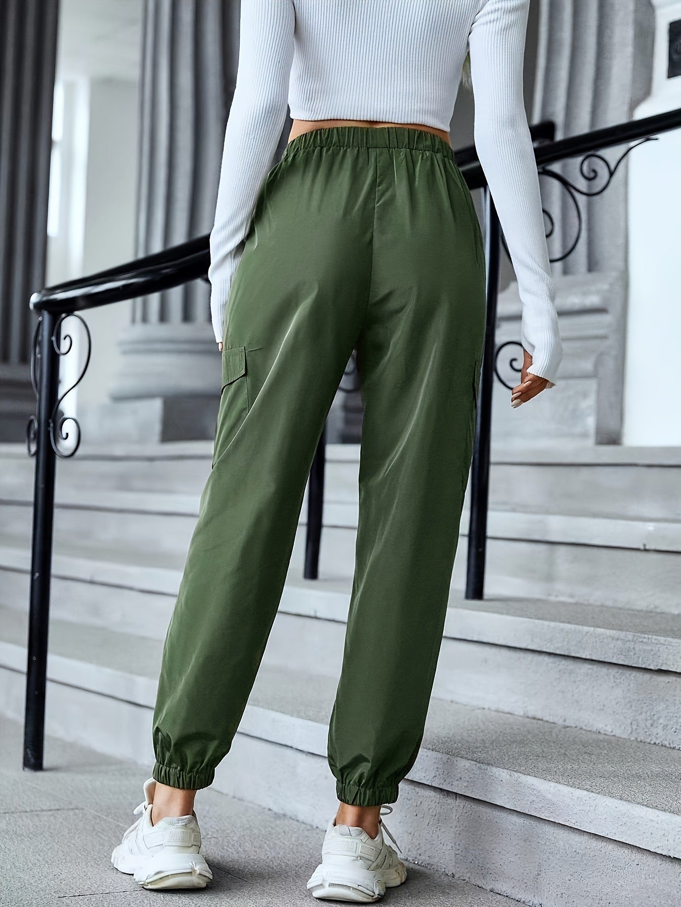 High-waisted cargo pants for women with practical side pockets Chic and Style