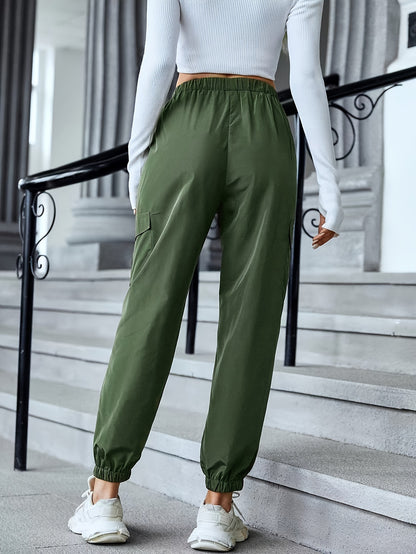 High-waisted cargo pants for women with practical side pockets Chic and Style