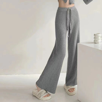 Chic and Style women's pleated high-waisted pants with elastic waistband