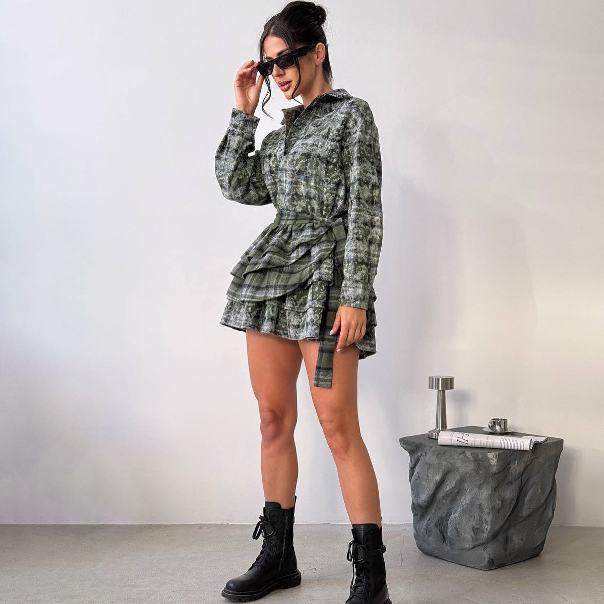 Robe chemise pour dames avec ceinture réglable à la taille et motif à carreaux frais Chic und Stil