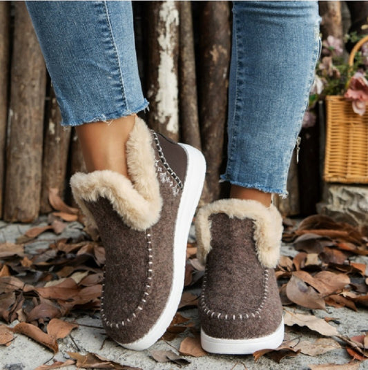 Comfortable ladies' fleece slippers with warm lining and non-slip sole. Chic and stylish.