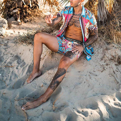 Hommes Ensemble chemise à manches courtes à imprimé tropical vif et shorts de bain assortis Chic und Stil