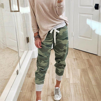 Comfortable cargo pants for women with elastic waist and side pockets Chic und Stil
