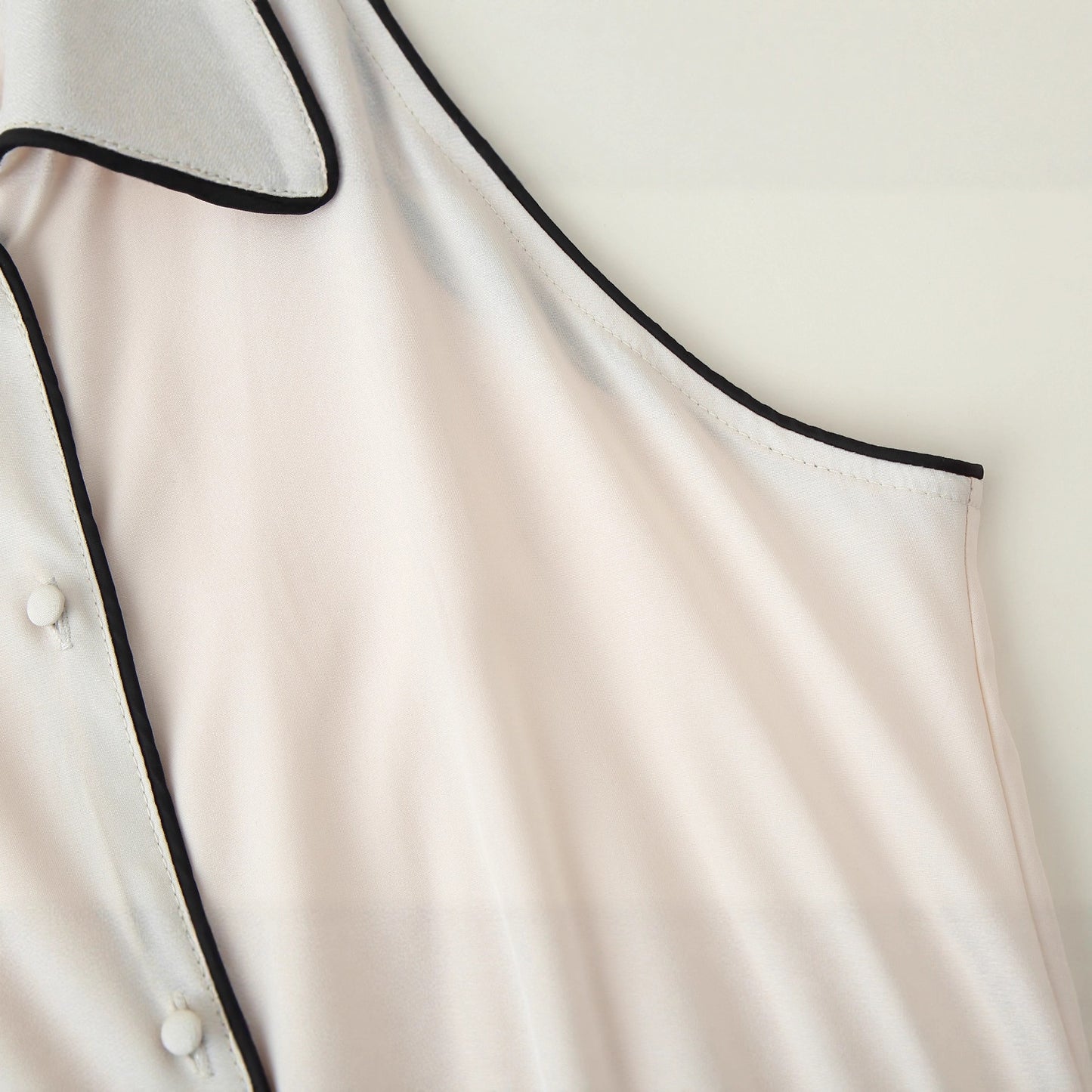 Robe maxi femme avec col élégant et joli design de boutons Chic und Stil