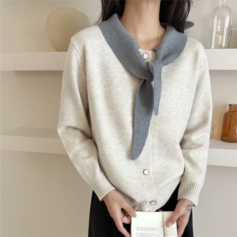 Cardigan féminin à la mode avec écharpe décorative et détails de bouton Chic und Stil