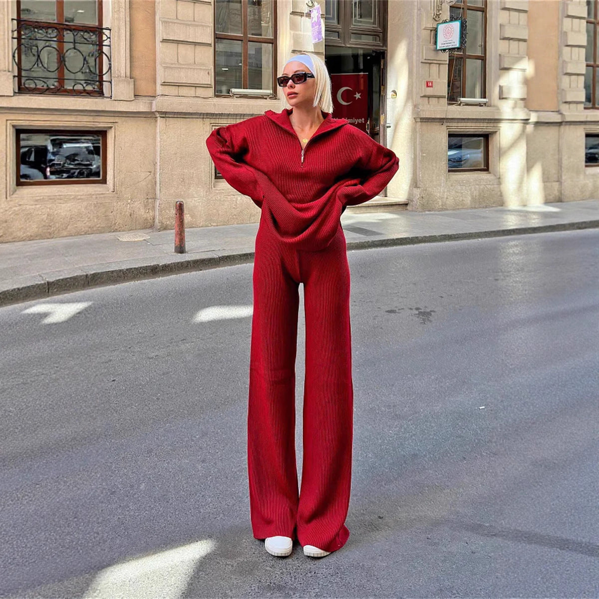 Comfortable loungewear set for ladies with oversized hoodie and wide pants Chic und Stil