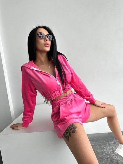 Women's sporty hoodie and shorts set with elastic waistband Chic & Stil