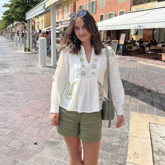 Blouse brodée pour femmes avec manches bouffantes et décolleté en V Chic und Stil