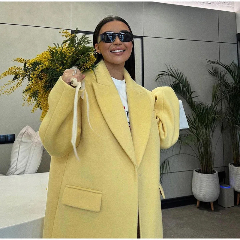 Oversized wool coat for women with lapel collar and practical pockets Chic and Style