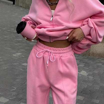 Trendy cropped sports set for women with a loose top and chic elastic pants.