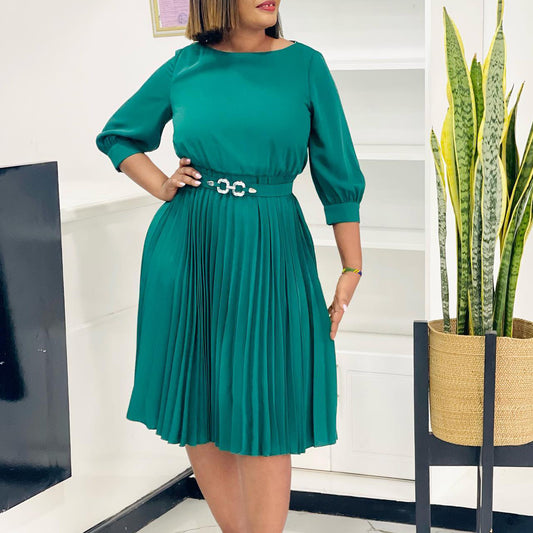 Robe plissée pour femmes avec ceinture à la taille et coupe élégante Chic und Stil