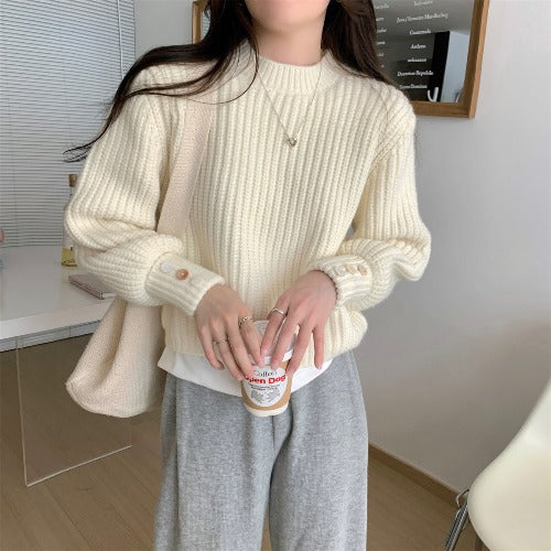 Pull en gros tricot pour femmes avec encolure ras du cou et boutons décoratifs Chic und Stil