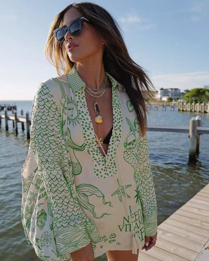 Chemisier de plage décontracté pour femmes avec un imprimé maritime artistique et un élégant décolleté en V Chic und Stil