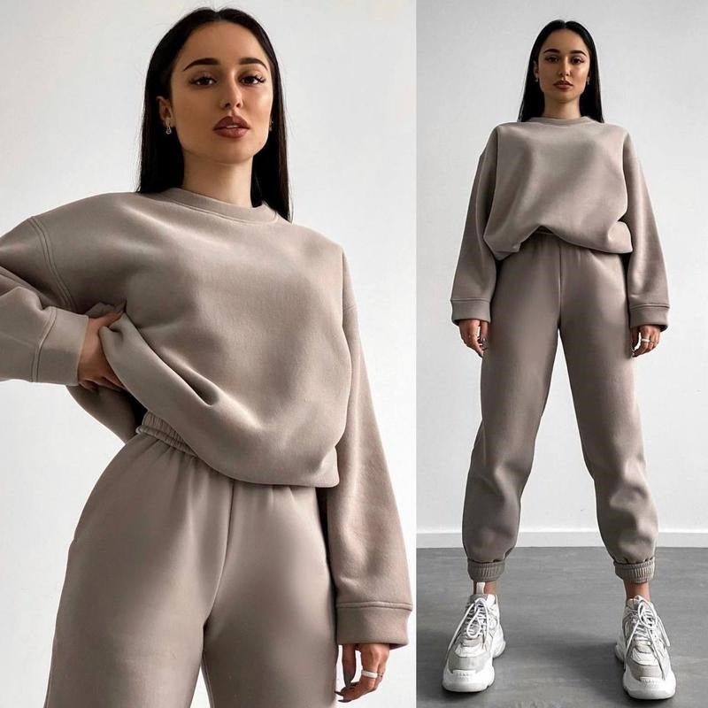 Casual set for women in oversized sweatshirt and jogger pants Chic und Stil