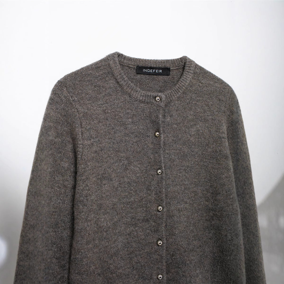 Dames gilet avec de fins détails de boutons et un col rond classique Chic und Stil