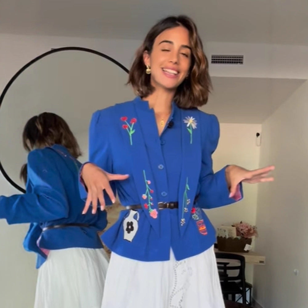Blazer pour femmes avec un design floral brodé et une coupe cintrée Chic und Stil