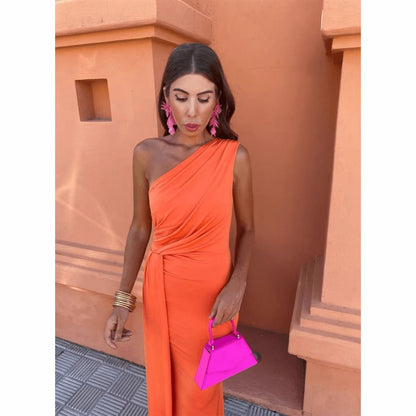 Robe maxi pour femmes avec design de manches asymétriques et drapé élégant Chic und Stil