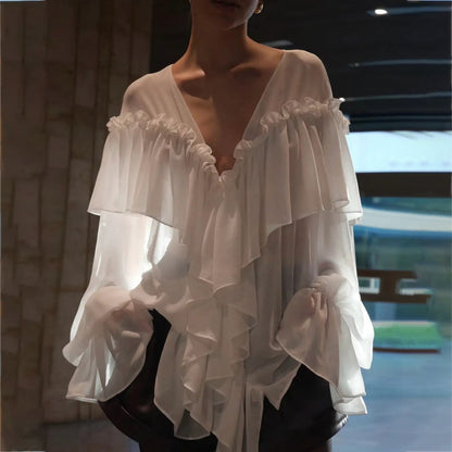 Blouse pour femmes avec des détails de volants volumineux et un élégant boutonnière Chic und Stil