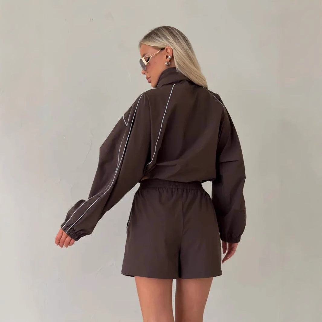 Ensemble sportif pour dames avec veste cropped et shorts Chic und Stil