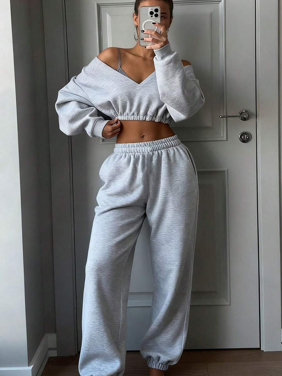 Casual sports jacket for women with crop top and wide pants Chic und Stil