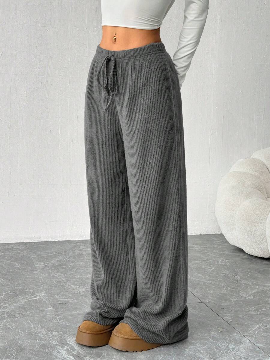 Casual loose-fit leisure pants for women in soft structured material Chic and Style