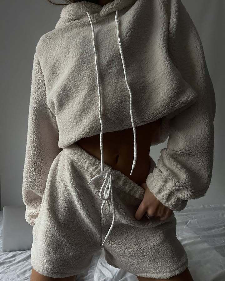 Dames confortable ensemble de hoodie en polaire et de shorts Chic und Stil