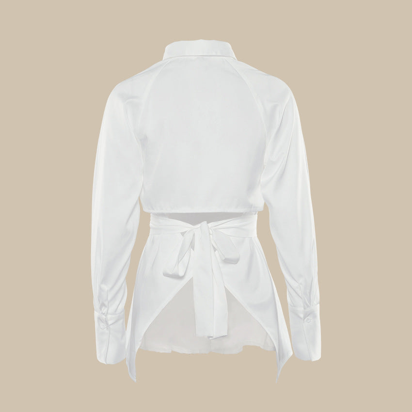 Chemisier tendance pour femmes avec des détails découpés et une ceinture à taille Chic und Stil