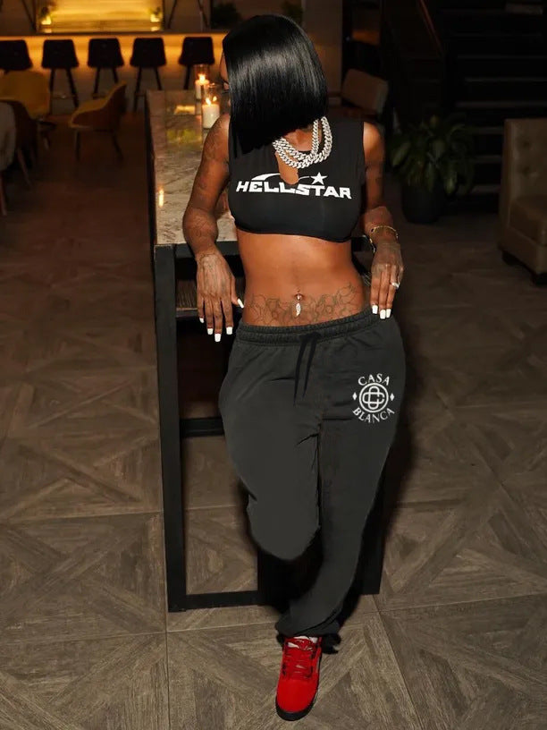 Elegant sports pants for women with decorative logo Chic und Stil