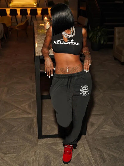 Elegant sports pants for women with decorative logo Chic und Stil