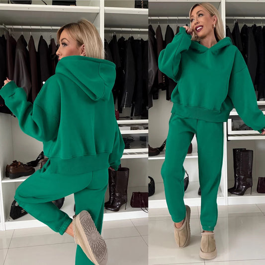 Pull à capuche décontracté pour femmes avec une coupe élégante et un pantalon de jogging confortable Chic und Stil