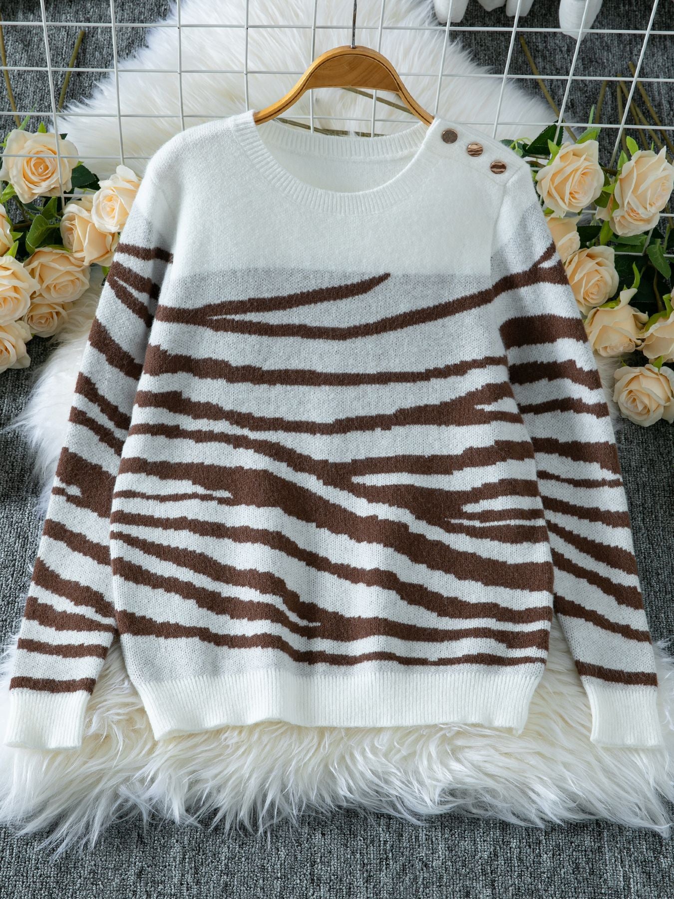 Pull en tricot confortable pour femmes avec un motif moderne de rayures zèbre et une coupe confortable Chic und Stil