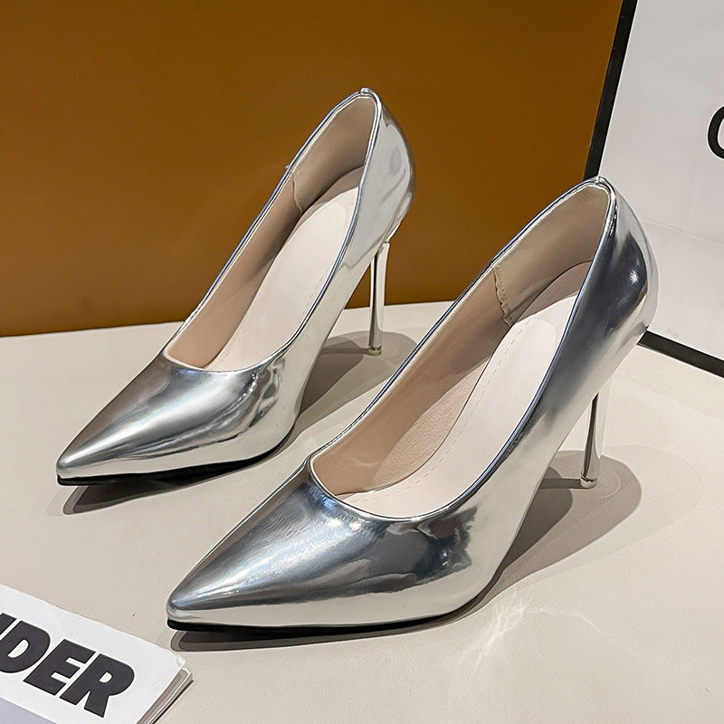 Dames élégantes et à la mode escarpins à talons hauts avec design pointu et surface brillante Chic und Stil