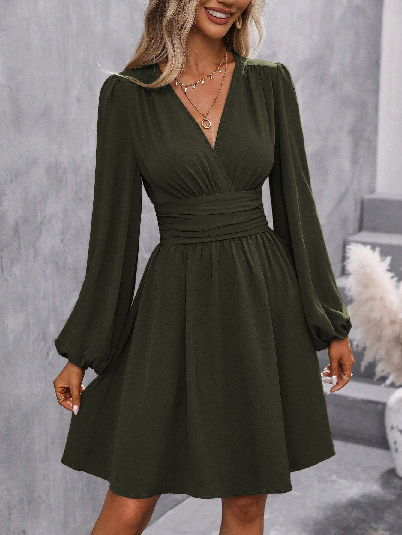 Robe portefeuille moderne pour dames avec des manches bouffantes décontractées et une ceinture à la taille Chic und Stil