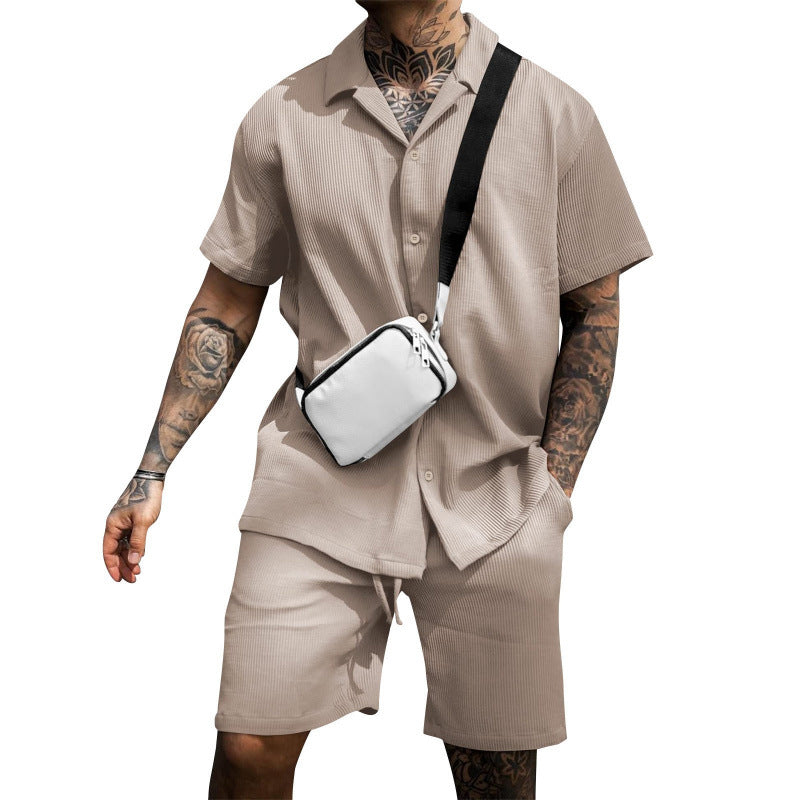 Chemise décontractée à manches courtes pour hommes avec une coupe stylée et un short assorti Chic und Stil