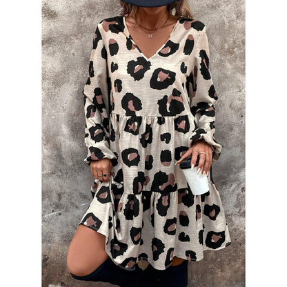 Robe femme à l'imprimé léopard décontracté avec des manches volumineuses et une coupe fluide Chic und Stil