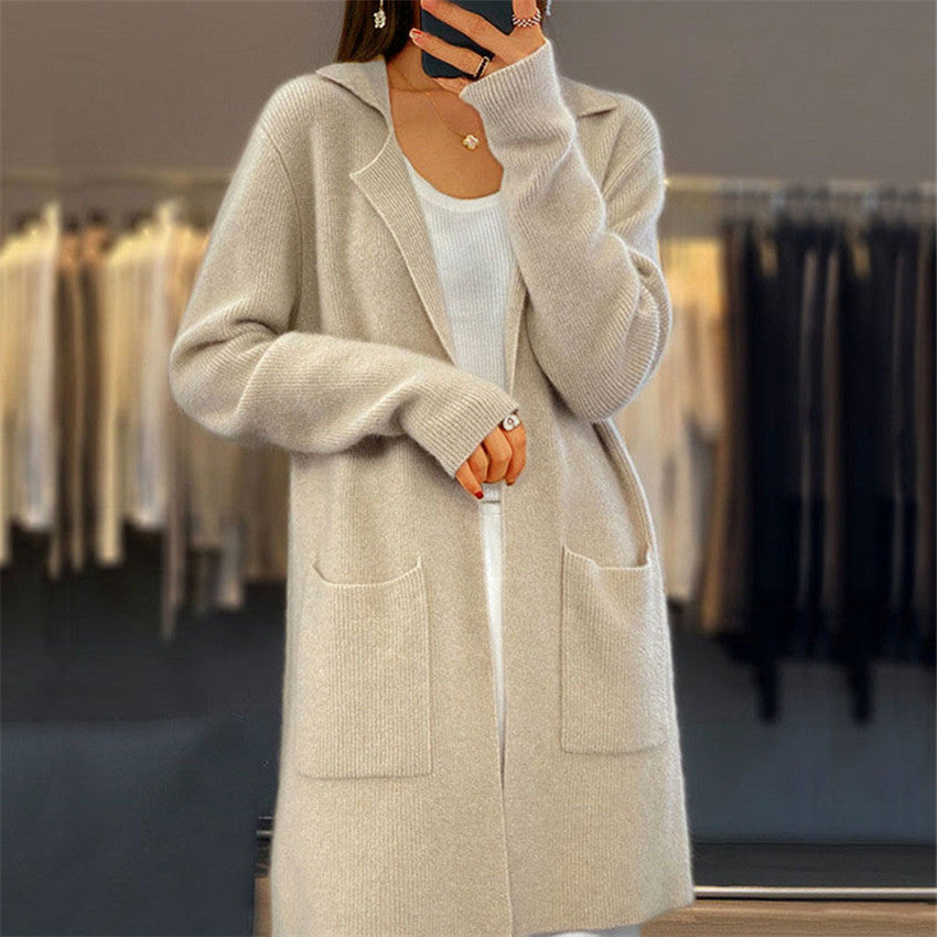 Oversized women’s cardigan with a deep V-neck and practical pockets Chic und Stil