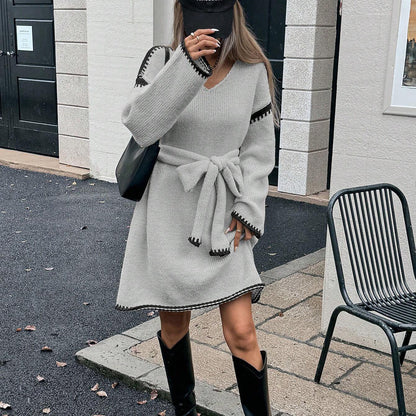 Robe tricotée pour femmes avec ceinture et détails contrastés Chic und Stil
