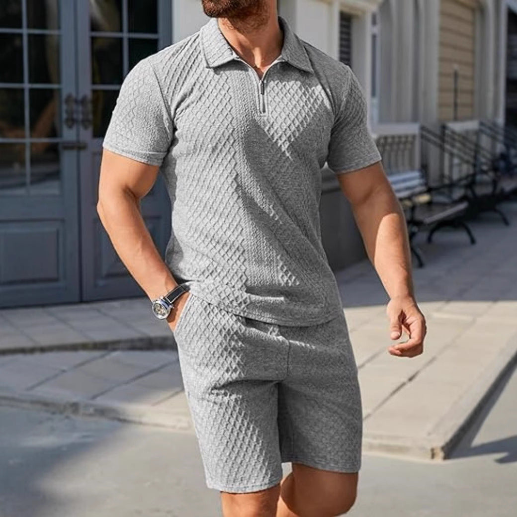 Chemise polo courte pour hommes à la mode avec design en structure imprégné et shorts assortis Chic und Stil