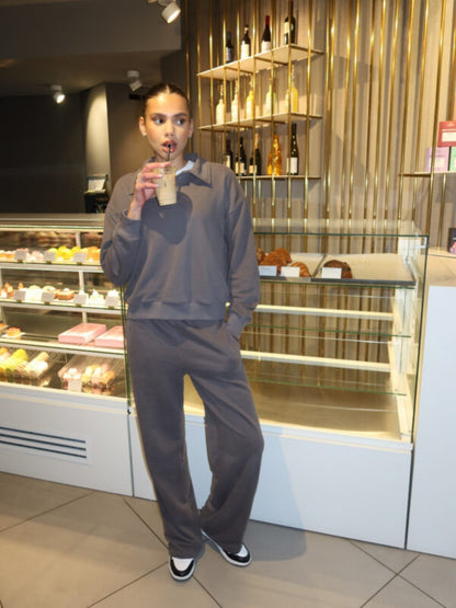 Sports leisure set for women with stylish polo collar jacket and comfortable jogger pants Chic and Style