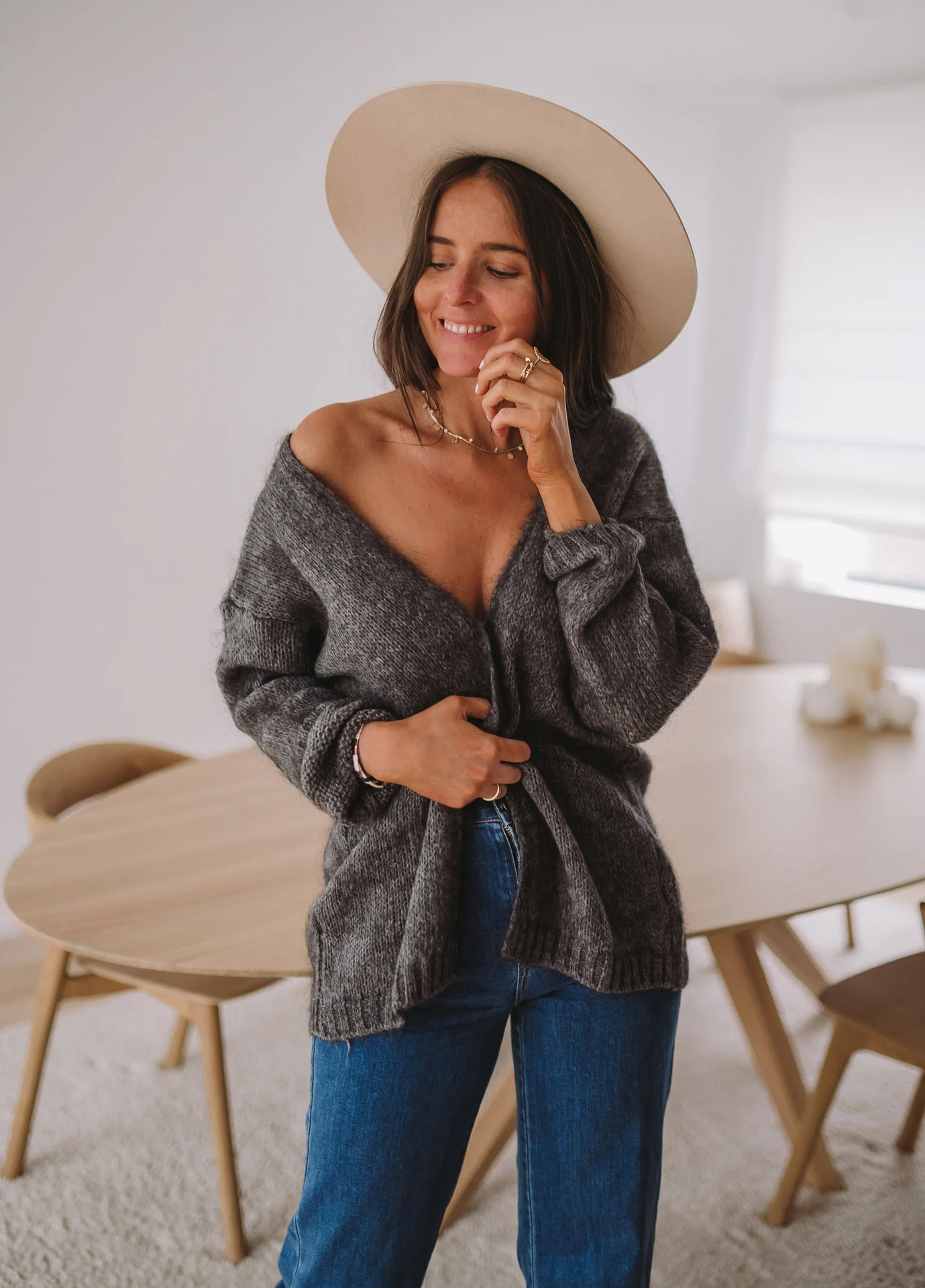 Pull léger pour femmes avec épaule dénudée et motif tricot doux Chic und Stil