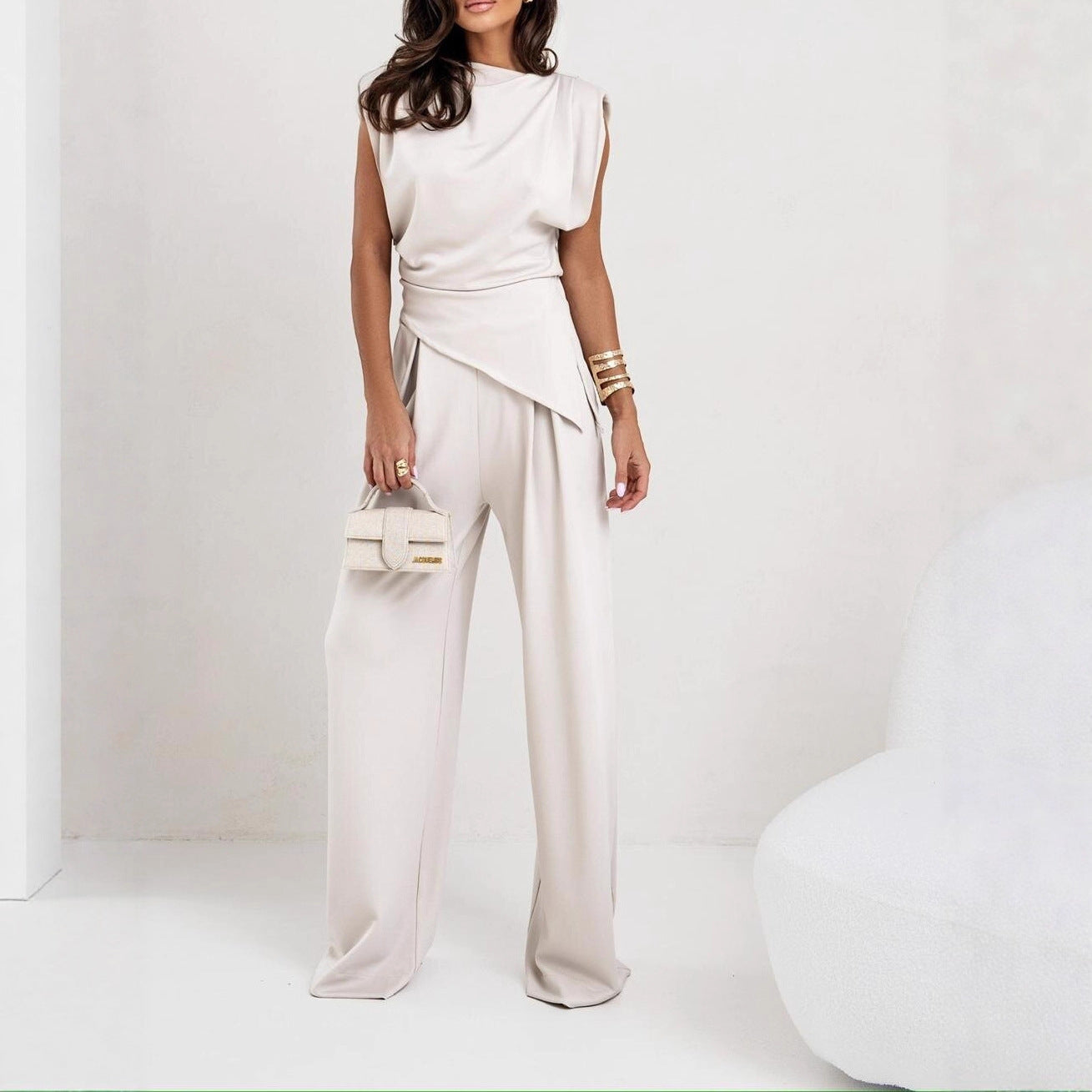 Combinaison pour femmes élégamment coupée avec un design asymétrique et une jambe large Chic und Stil