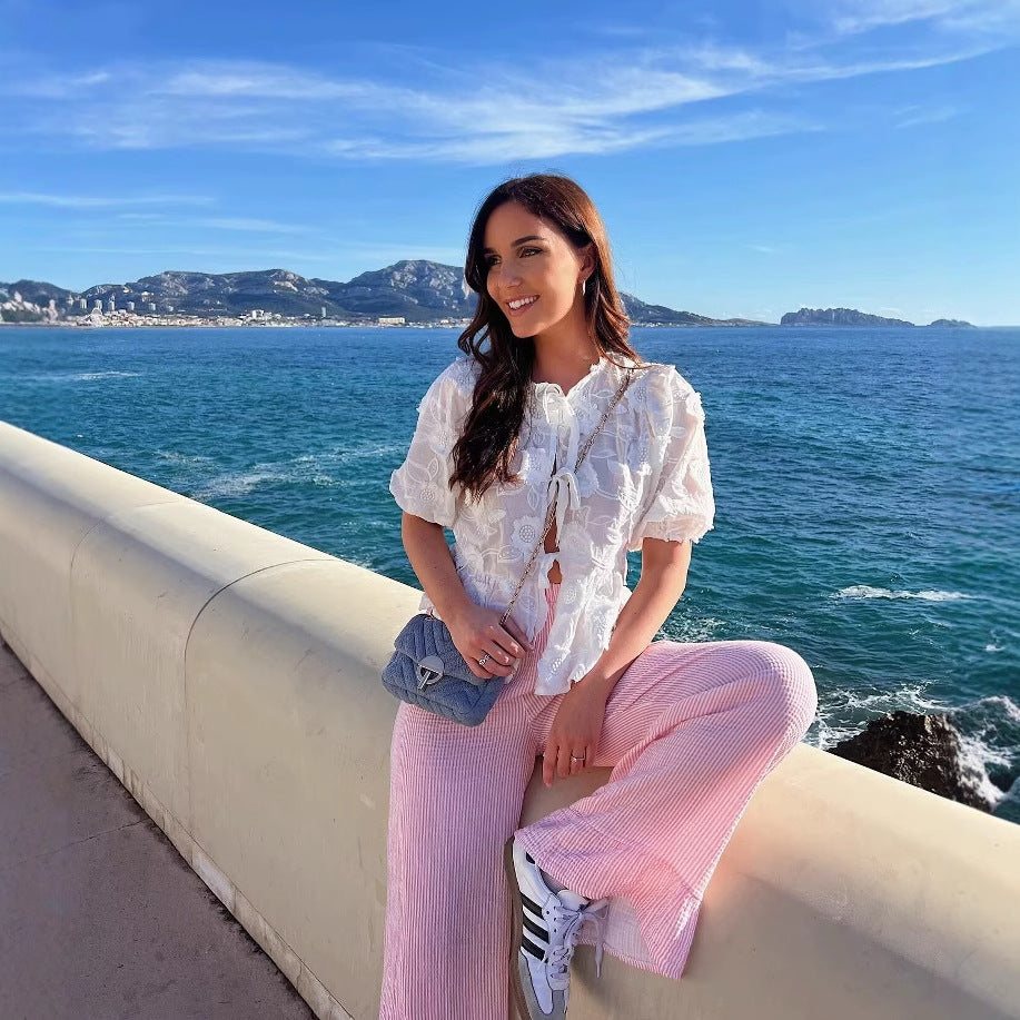 Chemisier pour femmes avec motif floral brodé et détails romantiques en volants Chic und Stil