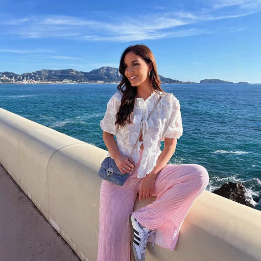 Chemisier pour femmes avec motif floral brodé et détails romantiques en volants Chic und Stil